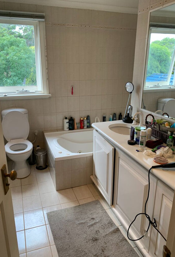 before-bathroom-renovation-old-bathtube-mirror-double-vanity-beige-tiles